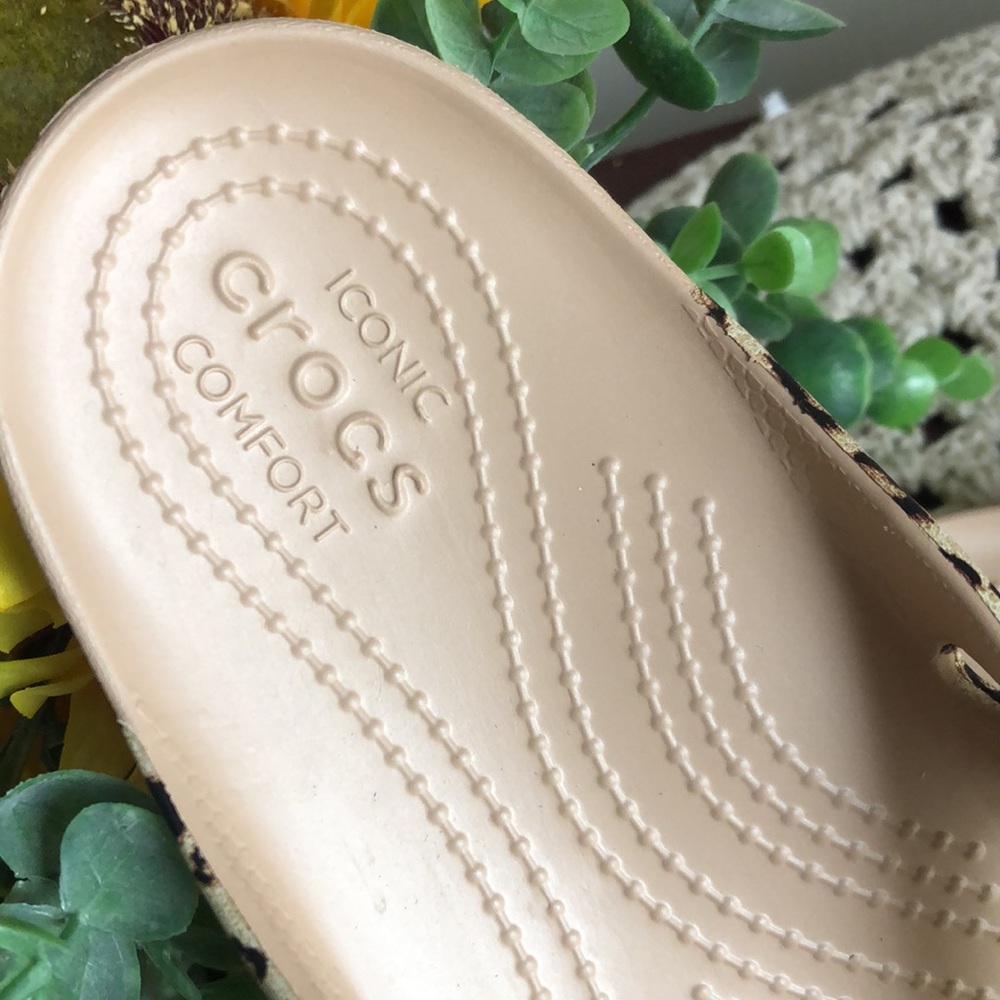 CROCS Kadee II Women’s Leopard Print Tan Flip Sandals SIZE 8 - Picture 3 of 12